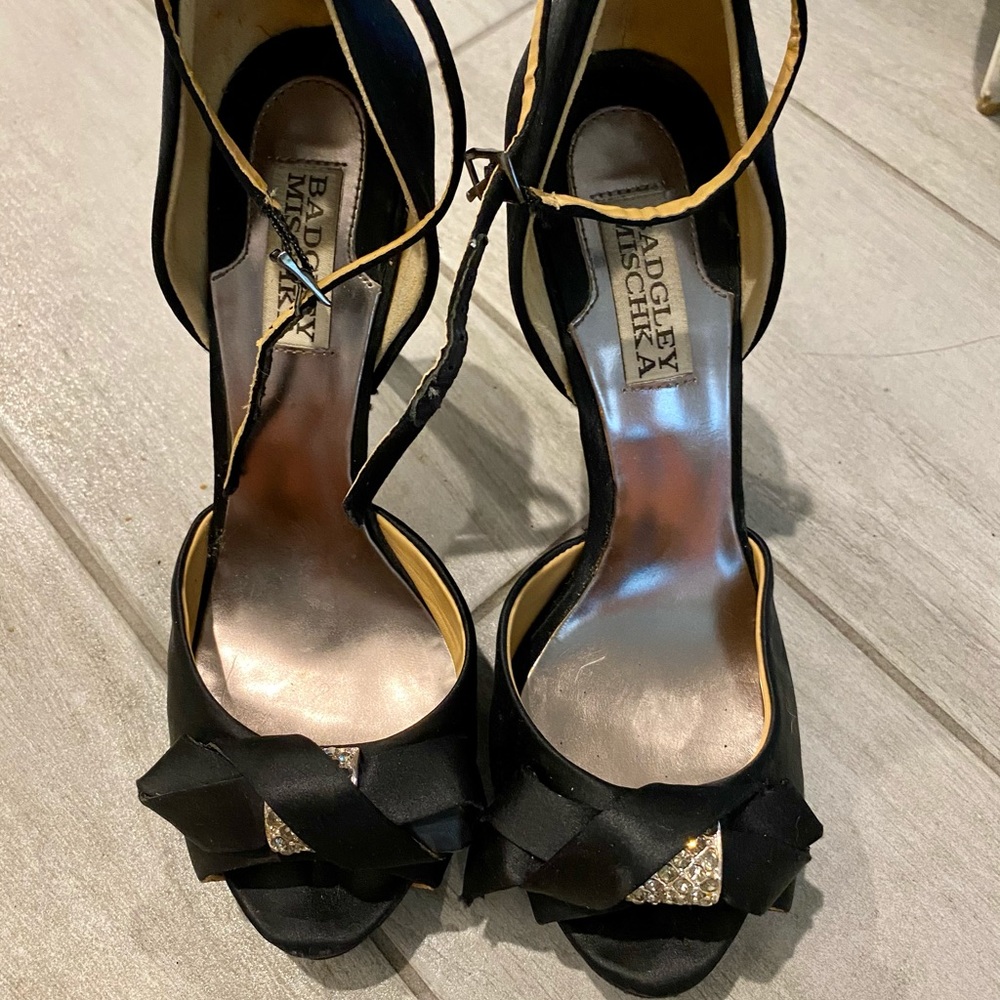 Gorgeous Badgely Mischka Strap Satin Heels 6.5